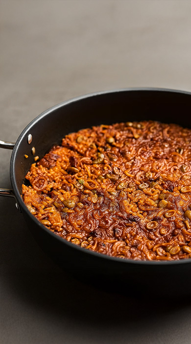 Arroz seco de calamar, panceta y habitas baby