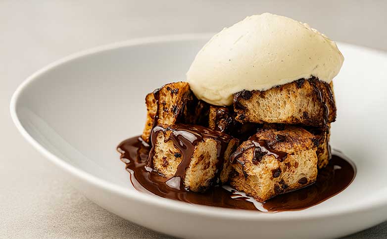 receta fácil de panettone tostado con chocolate fundido y helado