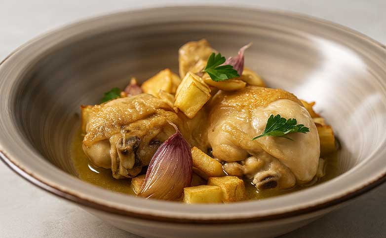 muslos de pollo al ajillo con patatas fritas