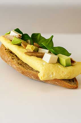 Tosta de tortilla con aguacate, ventresca de atún y queso fresco