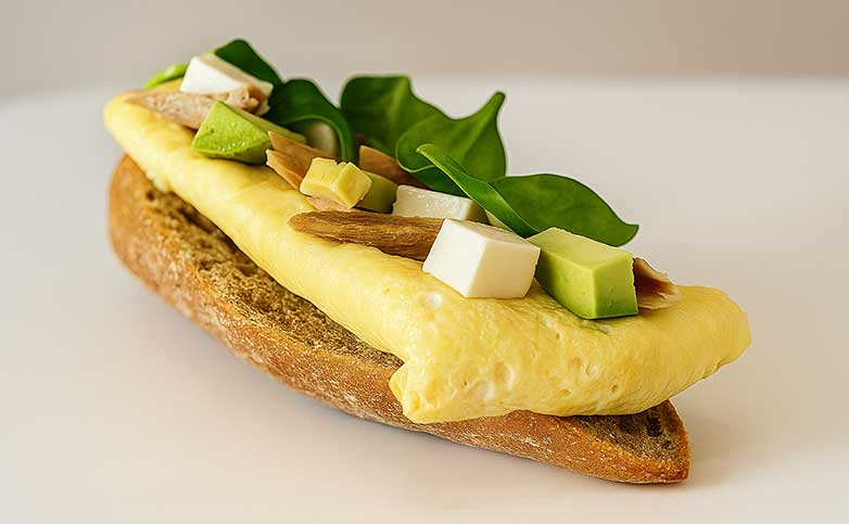 tosta de tortilla con aguacate y atún sobre pan integral