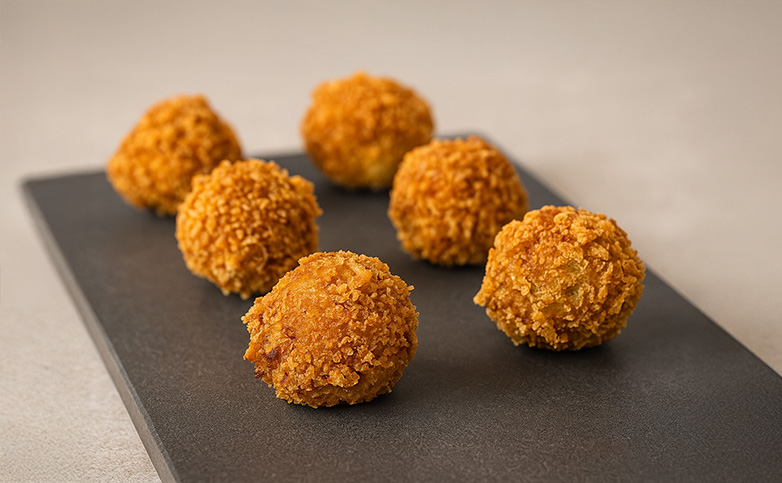 croquetas de langostinos y ajos tiernos caseras doradas