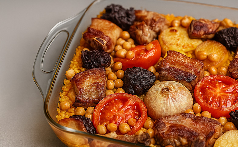 arroz al horno valenciano tradicional en cazuela de barro