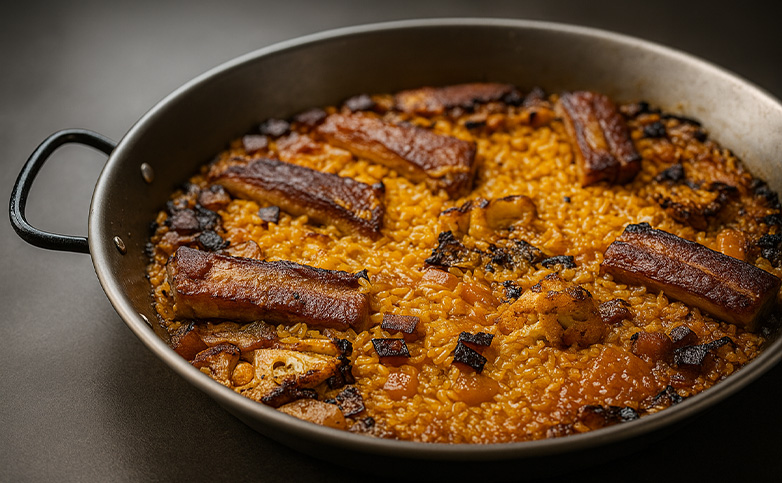 arroz seco de costillas con coliflor y calabaza en paella