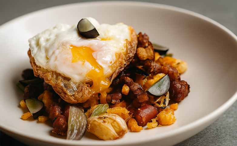 plato tradicional de migas con chistorra y ajos tiernos