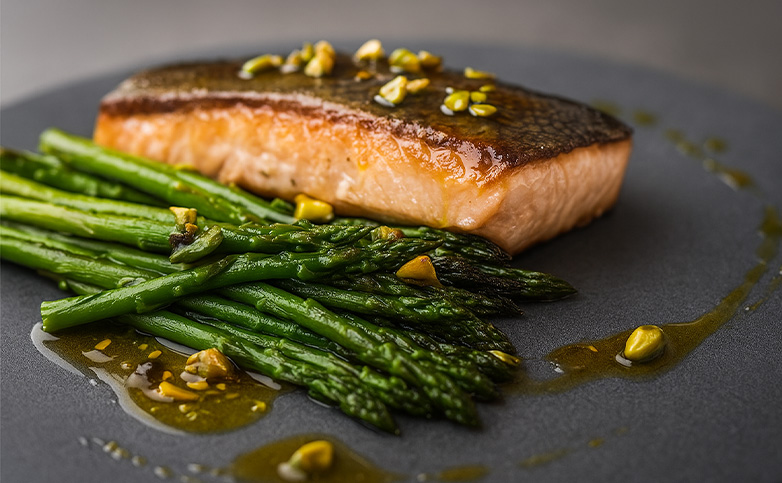 receta saludable de salmón y espárragos al zumo de naranja