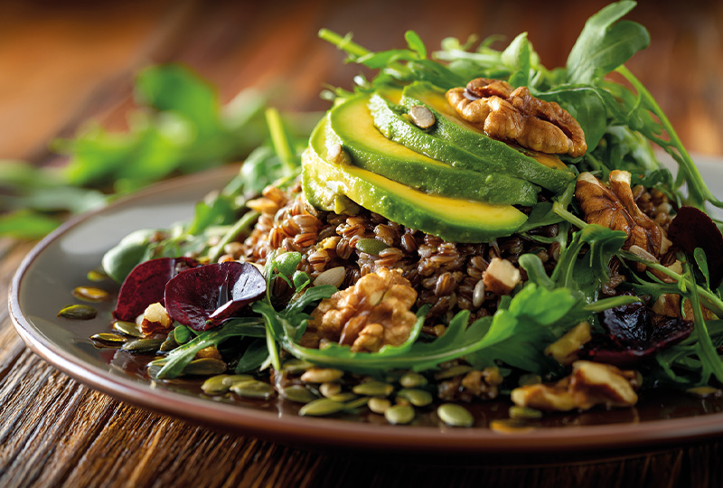 u1245235926_a_vibrant_plate_of_salad_with_avocado_green_leaves__3ff81526-08ae-433b-86e0-c469e6ce791c ensalada ligera y saludable ideal para acompañar entrantes