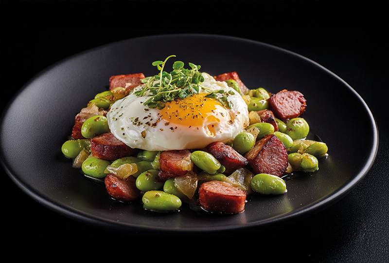 u1245235926_poached_eggs_with_lima_beans_and_kielbasa_on_a_blac_d9282644-8465-4fc2-aee4-4284e8413e92 receta con huevos elaborada sobre inducción invisible cooking surface