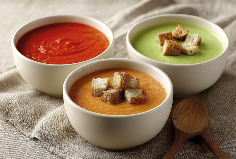 u1245235926_three_bowls_of_soup_one_with_tomato_and_red_bell_pe_68a0b770-2385-48c7-af5f-be736c117bf5 crema de verduras caliente servida en bol de cerámica