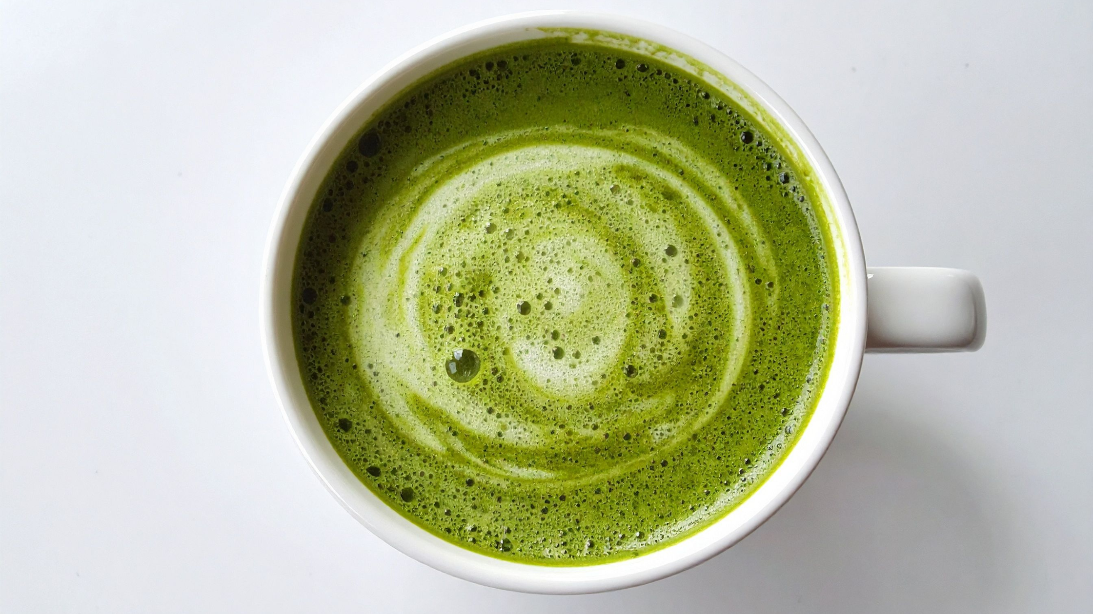 Descubre el origen del té matcha y aprende a prepararlo en casa con la innovadora inducción inteligente Smart Cooking.